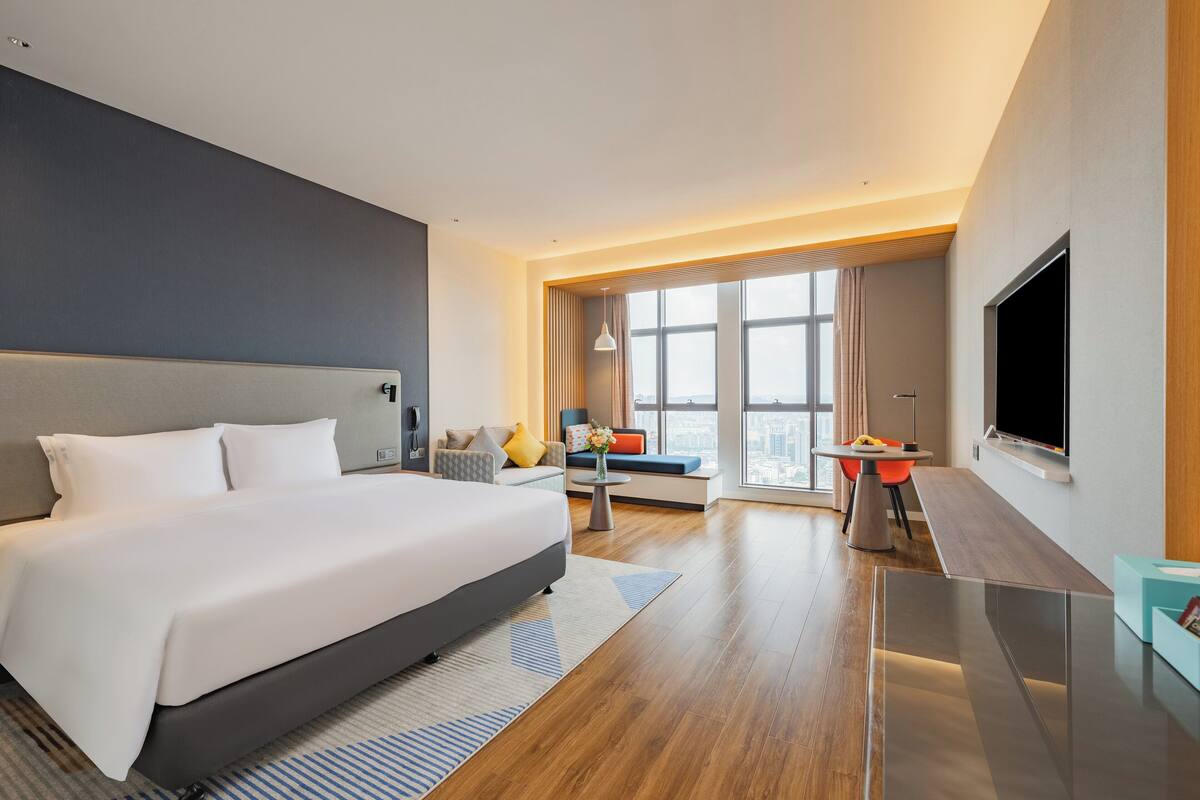 Bộ đồ giường cao cấp, chăn bông, minibar, két bảo mật tại phòng 