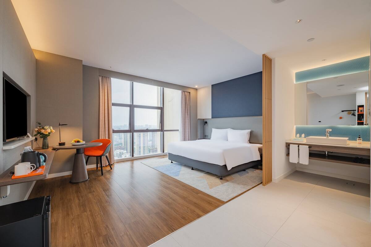 Phòng Tiêu chuẩn, 1 giường cỡ king (High Floor) | Bộ đồ giường cao cấp, chăn bông, minibar, két bảo mật tại phòng 