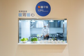Petit déjeuner buffet servi tous les jours en supplément