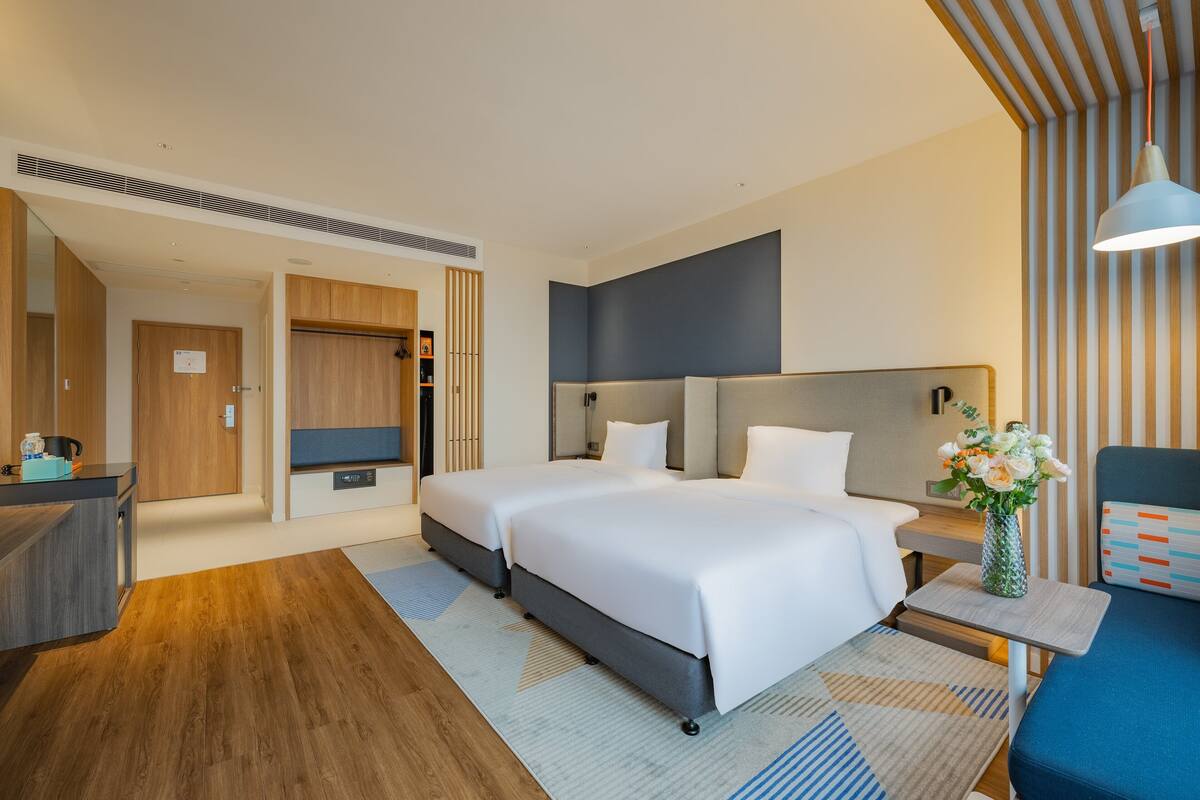 Phòng Tiêu chuẩn, 2 giường đơn (High Floor) | Bộ đồ giường cao cấp, chăn bông, minibar, két bảo mật tại phòng 