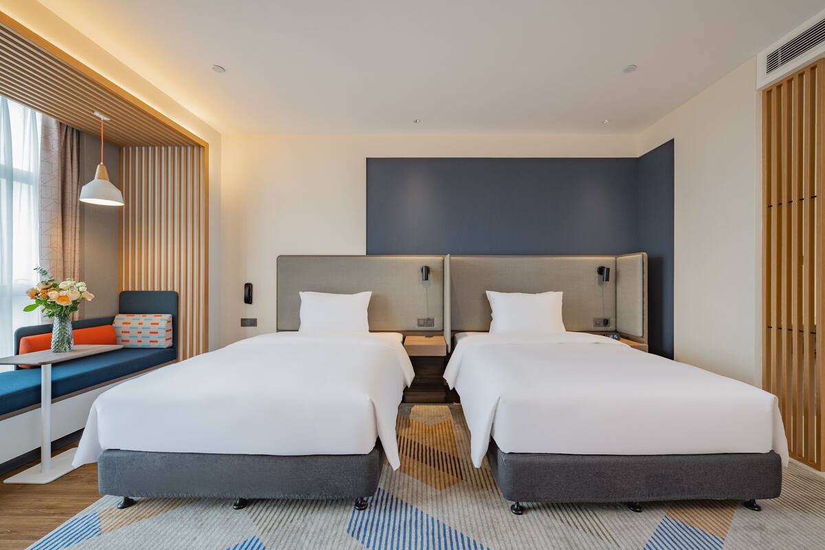 Phòng Tiêu chuẩn, 2 giường đơn (Extra Floor Space) | Bộ đồ giường cao cấp, chăn bông, minibar, két bảo mật tại phòng 