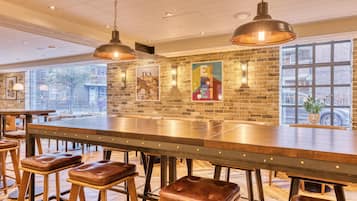 Bar (trong khuôn viên)