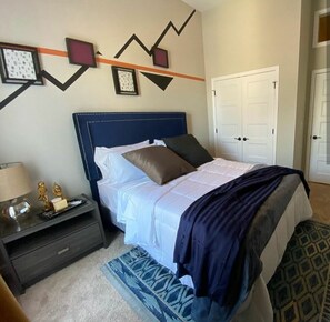 2 bedrooms, desk, iron/ironing board, free WiFi - Inexpensive luxury right in the heart of downtown (Jeffersonville)