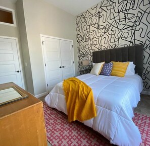 2 bedrooms, desk, iron/ironing board, free WiFi - Inexpensive luxury right in the heart of downtown (Jeffersonville)