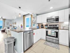 Refrigerador, microondas, horno, placa de cocina