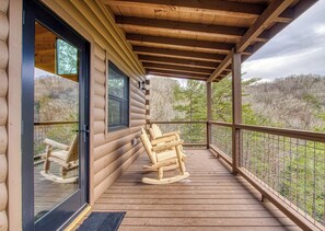 Terrace/patio - Free WIFI -  Hot Tub - Has mountain view to enjoy - Great Location - Great Price (Sevierville)