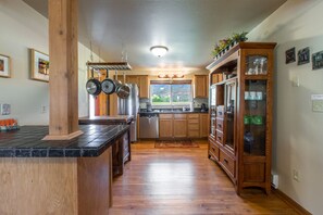 Oven, coffee/tea maker, toaster, cookware/dishes/utensils