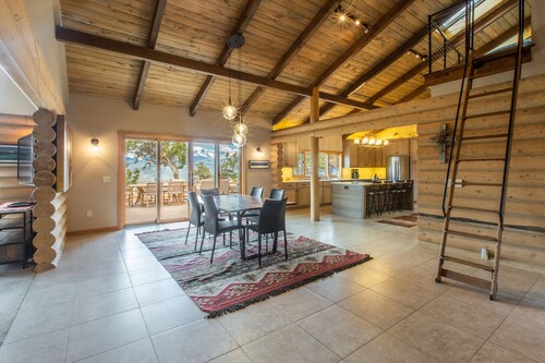 Mountain Retreat with Spectacular Views - Access to Trails STR2025-060