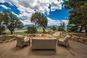 Property grounds - Stunning Mountain Home with Spectacular Views - Access to Trails STR2025-060 (Ridgway)