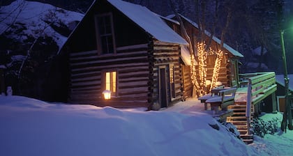 Historic Cabin-Near Downtown-Pet Friendly-Front Porch with Amazing Views!