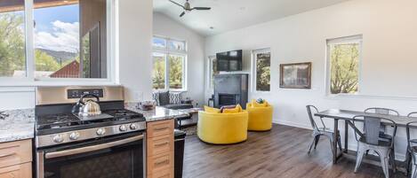 Een koelkast, een microgolfoven, een oven, een kookplaat