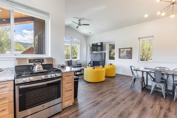 Refrigerador, microondas, horno y parrilla de estufa