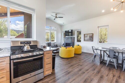 In the Heart of Ridgway | Amazing Views | A/C | Deck