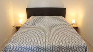 1 slaapkamer, een strijkplank/strijkijzer, wifi, beddengoed