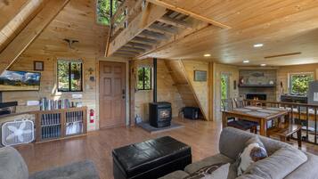 Televisión y chimenea