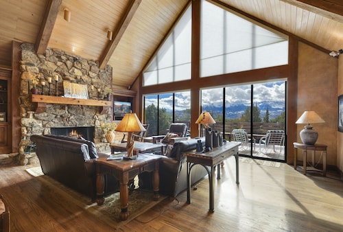 Mountain Retreat | Amazing Views | Gourmet Kitchen | A/C | STR2025-062
