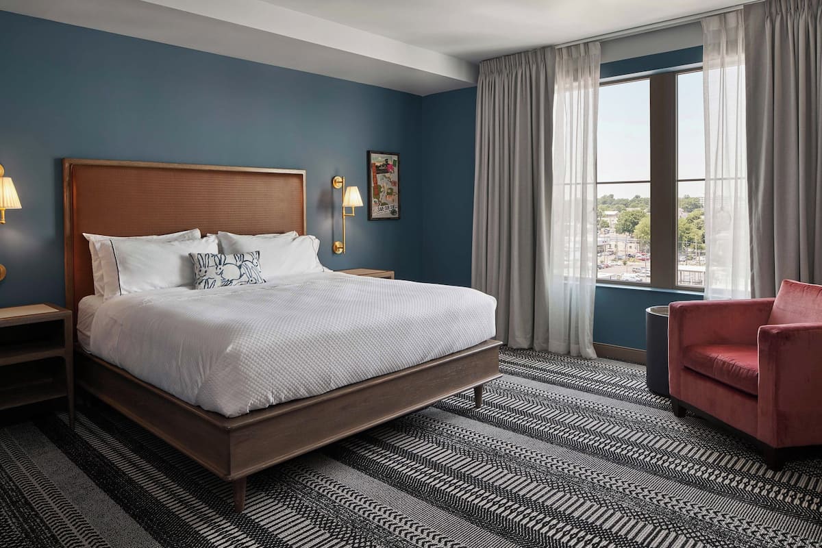 Standard Room, 1 King Bed | In-room safe, desk, iron/ironing board, free cribs/infant beds