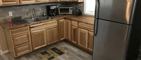 Fridge, oven, coffee/tea maker, toaster