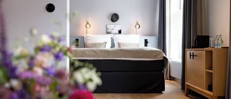 Tabla de planchar con plancha, wifi gratis y ropa de cama