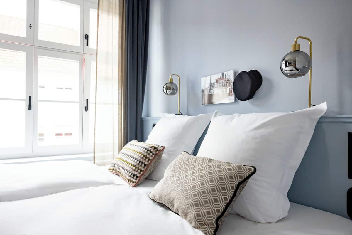 Iron/ironing board, free WiFi, bed sheets