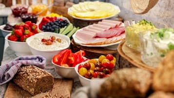 Dagelijks ontbijtbuffet (EUR 22.90 per persoon)