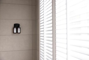 Klassieke tweepersoonskamer | Badkamer | Een douche, een regendouche, milieuvriendelijke toiletartikelen