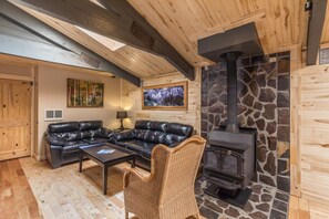 Interior - Renovated Historic Suite - Air Conditioning - Heart of Downtown Ouray (Ouray)