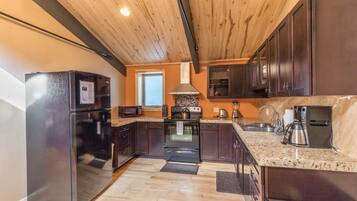 Horno, cafetera y tetera y utensilios de cocina