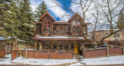 Spacious Getaway | Walk to Downtown | Private Courtyard