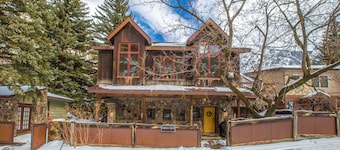 Spacious Getaway | Walk to Downtown | Private Courtyard