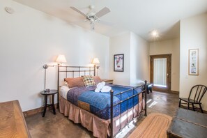 3 bedrooms, free WiFi, bed sheets - Spacious Getaway | Walk to Downtown | Private Courtyard (Ouray)