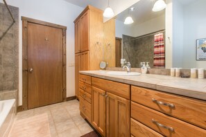 Combined shower/bathtub, free toiletries, hair dryer, towels