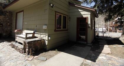 Walk to Everything Ouray – Cozy Cottage – Pet Friendly