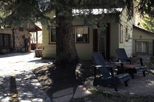 Walk to Downtown Ouray | Cozy Cottage | BBQ Grill