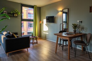 Deluxe studio | Individueel gedecoreerd, individueel gemeubileerd, een bureau