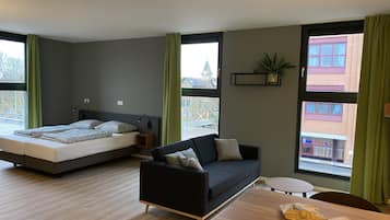 Monolocale Deluxe | Con stile personalizzato, con arredamento individuale, una scrivania