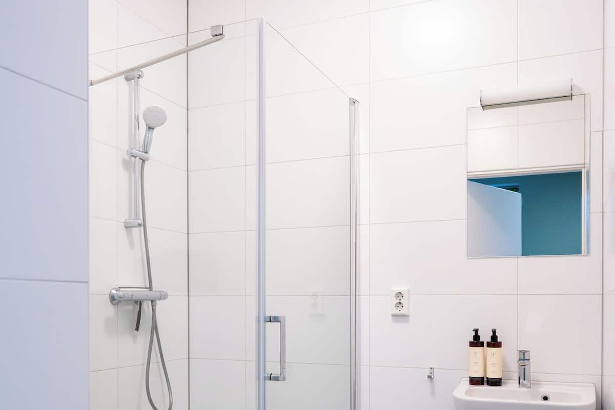 Shower, hair dryer, heated floors, towels