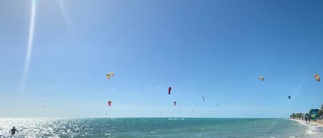 靠近海滩、沙滩椅、沙滩毛巾