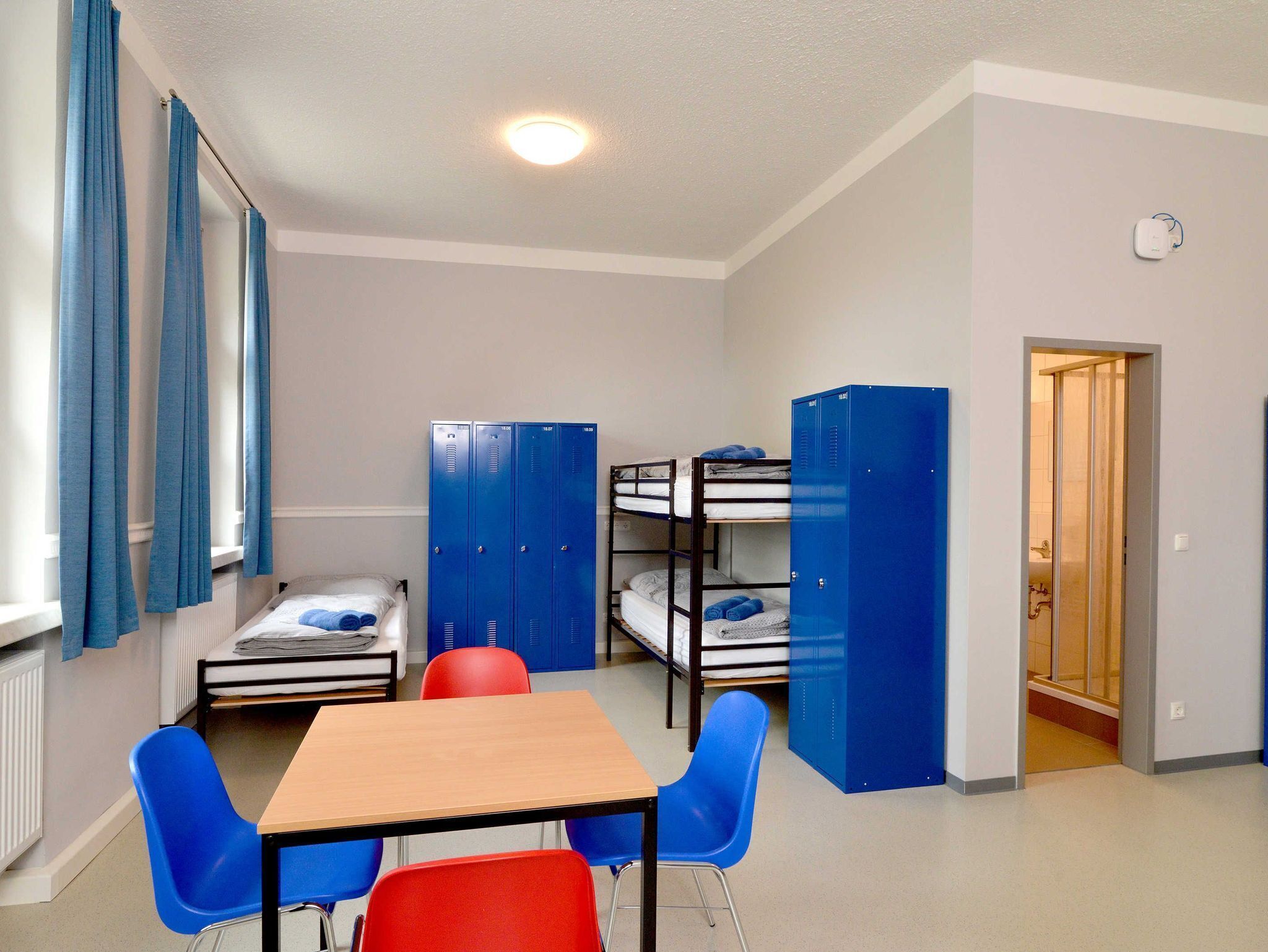 Room 18 (own shower and own WC), 8 persons - Hostel in Guben