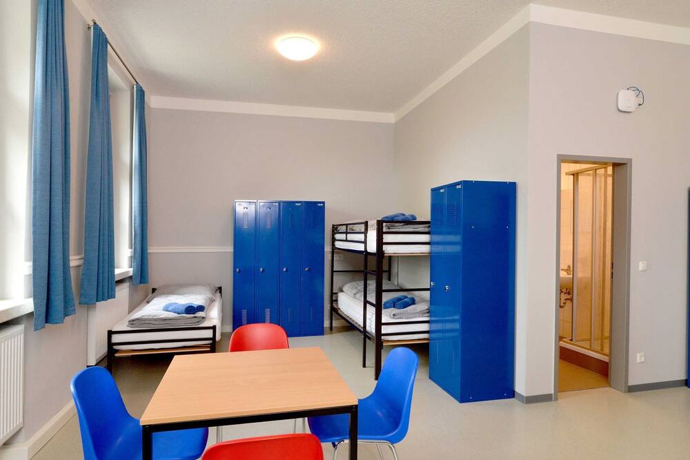 Room 18 (own shower and own WC), 8 persons - Hostel in Guben