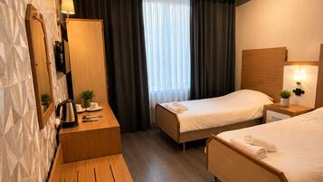 Economy-Doppel- oder -Zweibettzimmer, 1 Schlafzimmer | Schreibtisch, laptopgeeigneter Arbeitsplatz, Verdunkelungsvorhänge