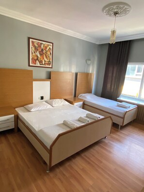 Een bureau, een laptopwerkplek, verduisterende gordijnen