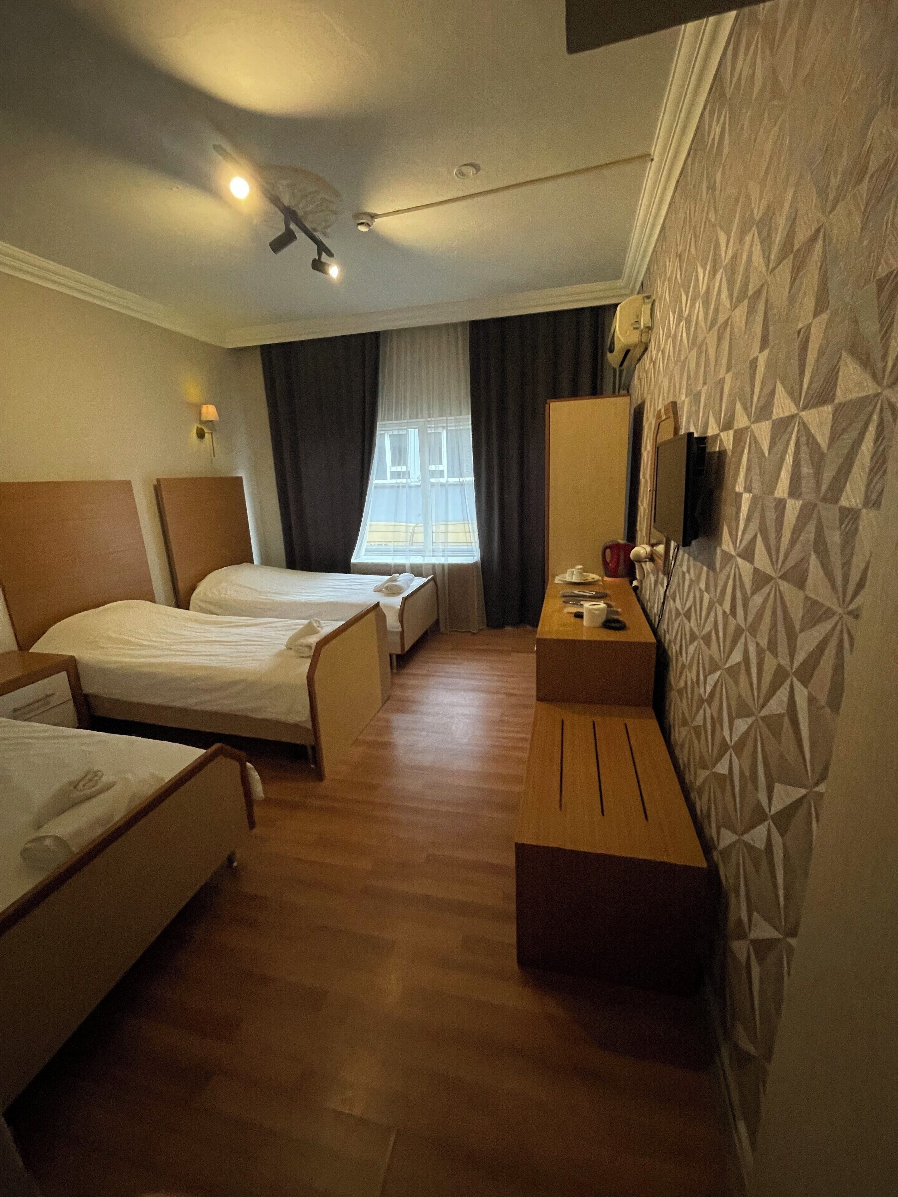 Schreibtisch, laptopgeeigneter Arbeitsplatz, Verdunkelungsvorhänge