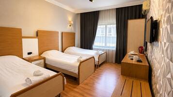 Economy-Vierbettzimmer, 1 Schlafzimmer | Schreibtisch, laptopgeeigneter Arbeitsplatz, Verdunkelungsvorhänge