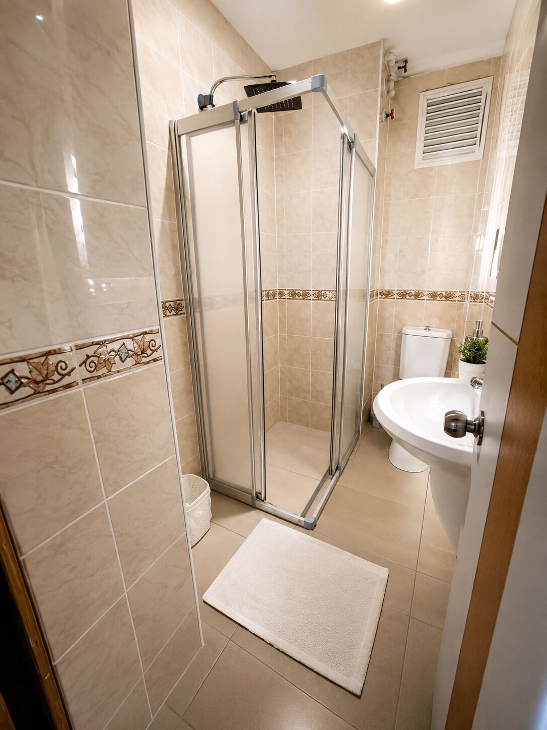Ducha, cabezal de ducha tipo lluvia, secador de pelo, pantuflas