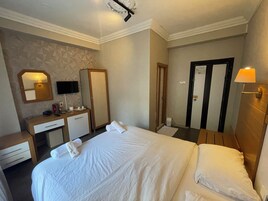 Economy Single Room, 1 Bedroom | Desk, laptop workspace, blackout drapes, iron/ironing board