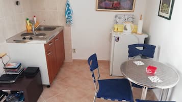 Studio (Studio Apartment with Terrace) | Private kitchenette | Fridge