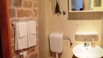 Studio (Studio Apartment) | Bathroom | Shower, towels