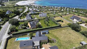 A coastal residential area with houses, a swimming pool, and a beach. - 4-star villa, 230 m², heated pool, steam room, ocean view, beach 200 m away—sleeps 8. (Plouguerneau)