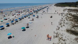 A wide beach with numerous umbrellas and people. - 174 Colonnade Club - Shipyard - 2 Bed 2 Bath Sleeps 5 - Hilton Head Rentals (Hilton Head Island)